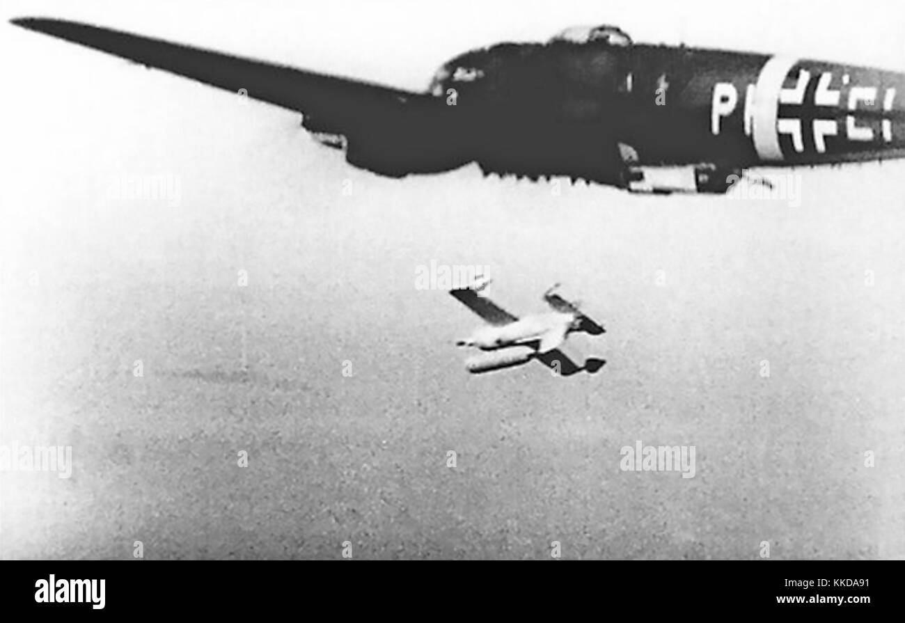 HS 293 LUFTWAFFE RADIO KONTROLLIERTE AB einem Heinkel HE111 etwa 1943 EINE ANTI-SCHIFFFAHRTSCHIFFRAKETE Stockfoto