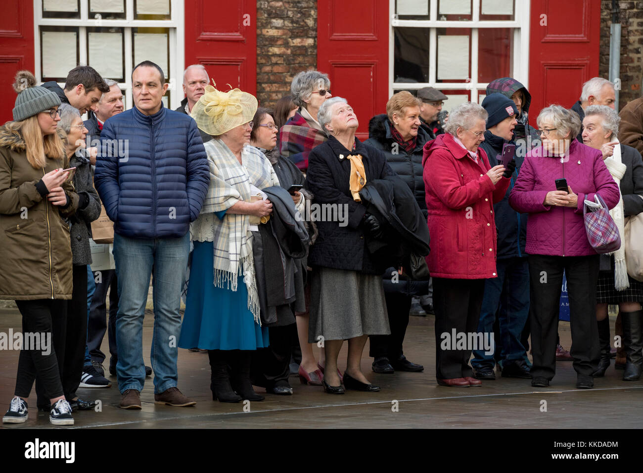 Close-up von Menschen entlang der Route stehen an der Seite der Straße in der Kälte, vor der militärischen Parade außerhalb York Minster - North Yorkshire, England, UK. Stockfoto