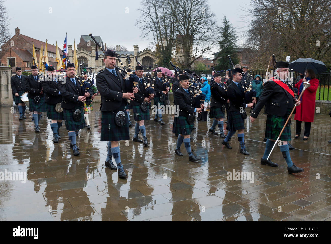 Pipe Band marschieren und Spielen im Regen während der Parade in der Nähe von York Minster am 50. Jahrestag der britische Rückzug aus Aden - Yorkshire, England, GB, UK. Stockfoto