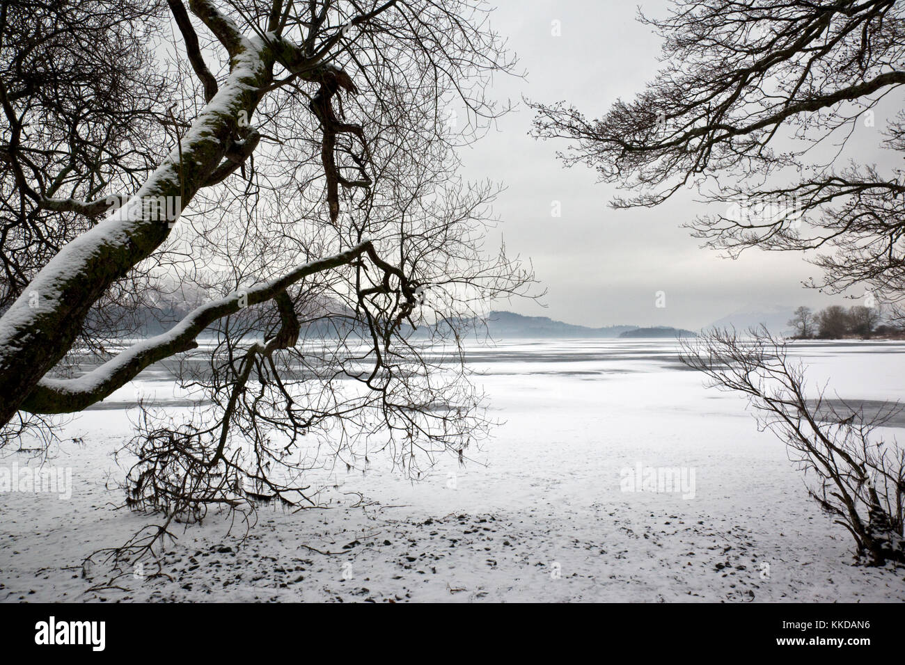 Winter Eis auf Derwent Water in der Nähe von Keswick im Lake District im Nordwesten Englands Stockfoto