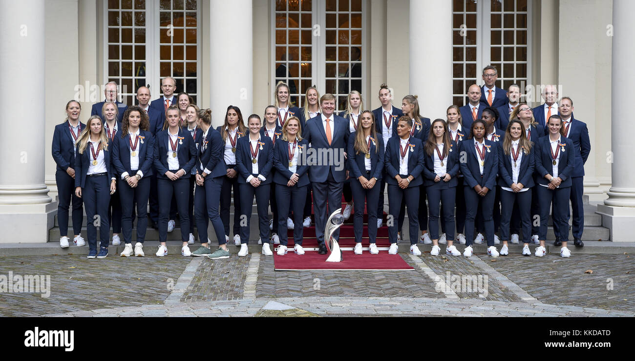 Willem-Alexander von den Niederlanden grüßt die Damen der niederländischen Frauenfußballmannschaft im Noordeinde Palace in Den Haag, Niederlande, nachdem sie das UEFA Women's Euro 2017 Turnier gewonnen hatten. Where: The Hague, South Holland, Niederlande Wann: 24. Oktober 2017 Credit: WENN.com ***Nur für die Veröffentlichung in Großbritannien, USA, Deutschland, Österreich, der Schweiz erhältlich Stockfoto