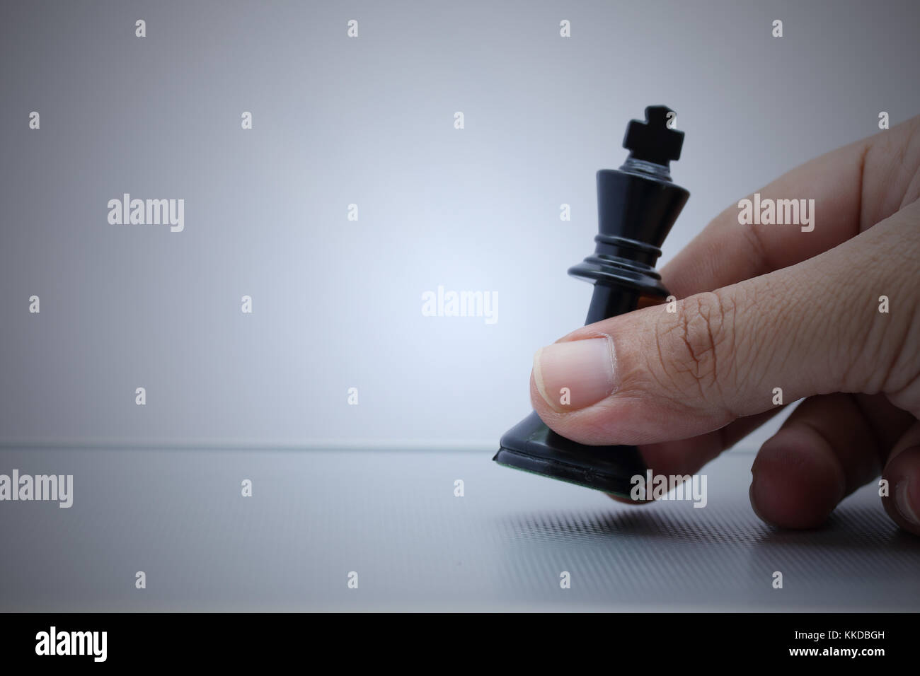 Chess Player macht eine Bewegung der schwarze König Schritt rückwärts. Business Konzept Stockfoto