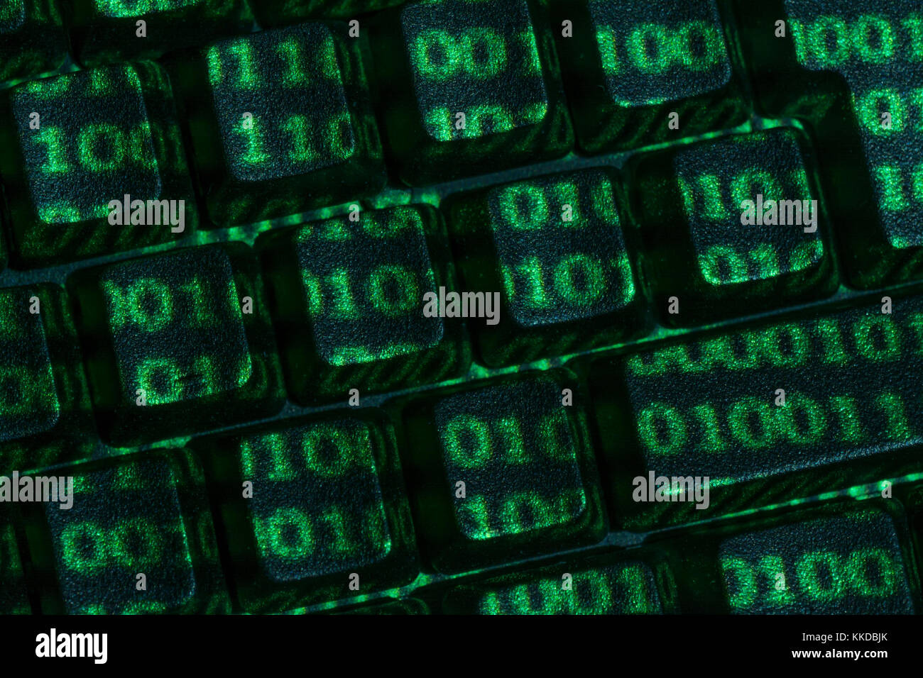 Schwarze QWERTY-Tastatur + grüne Oberfläche von Binary 0 und 1 projiziert. Cyberkriminalität, Darkweb, Datenverschlüsselung, Welt-Passwort-Tag, Cyber-Bedrohung, Hacking. Stockfoto