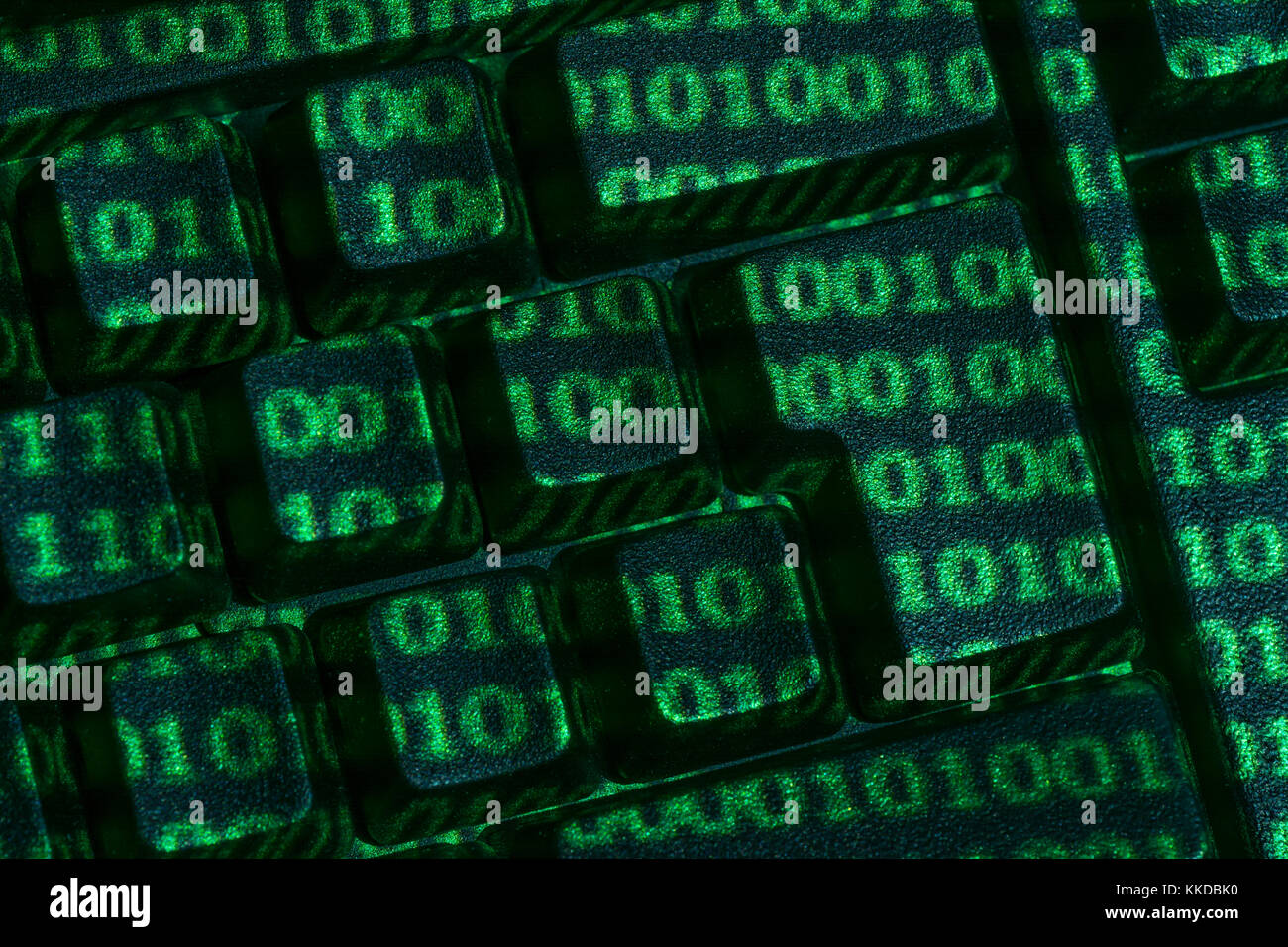 Schwarze QWERTY-Tastatur + grüne Oberfläche von Binary 0 und 1 projiziert. Für Cyberkriminalität, Darkweb, Datenverschlüsselung, World Password Day, Cyber-Bedrohung, Hacking. Stockfoto