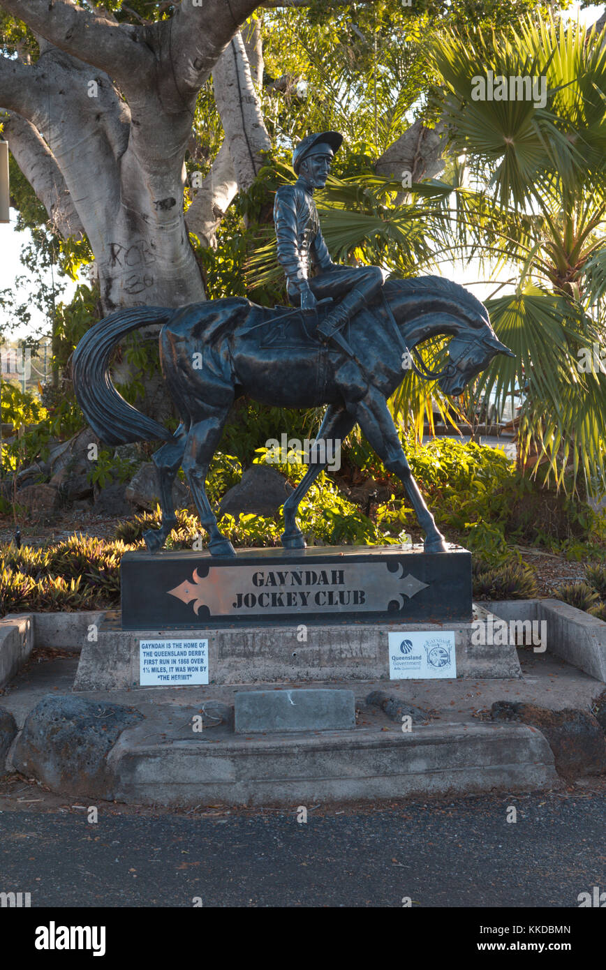 Statue von Pferd und Reiter Gayndah als die Heimat der Queensland Derby, die 1868 ausgeführt wurde, gedenken. Stockfoto