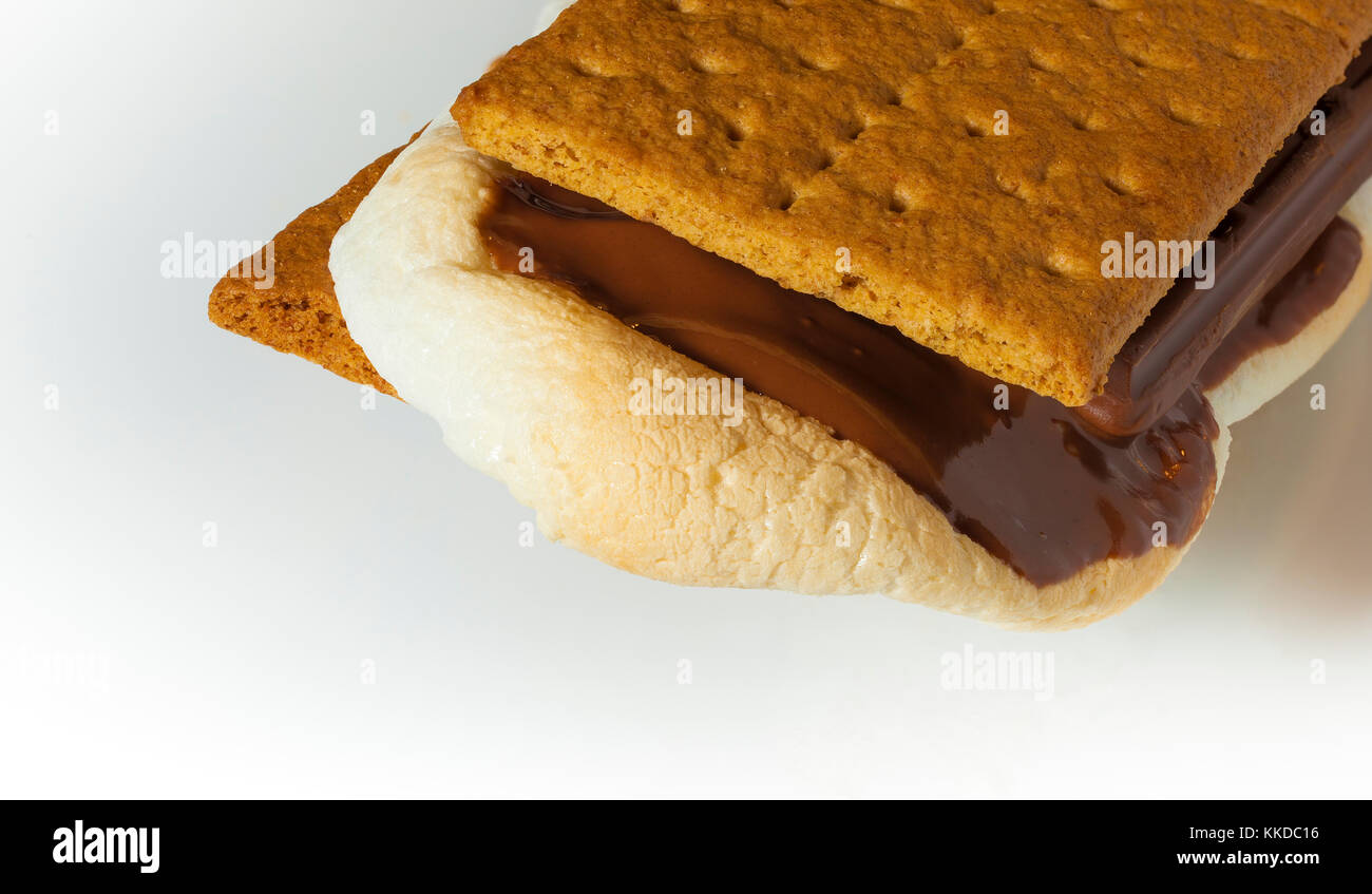 S'More mit geröstetem Marshmallow und geschmolzene Schokolade zwischen graham Cracker Stockfoto