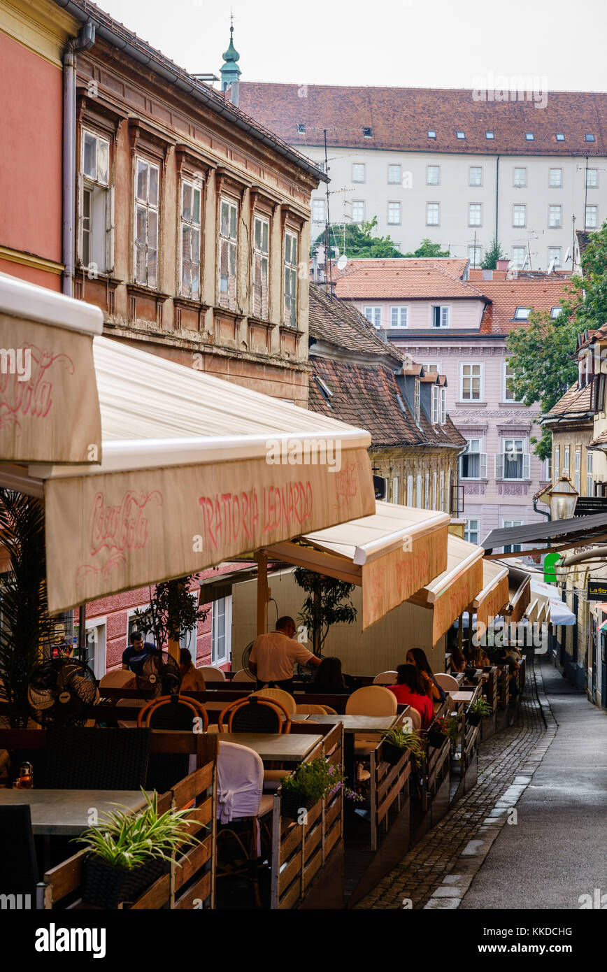 Zagreb, Kroatien, 1. September 2017: Eine kleine Straße mit Restaurants und Cafés im Stadtzentrum von Zagreb, Kroatien Stockfoto