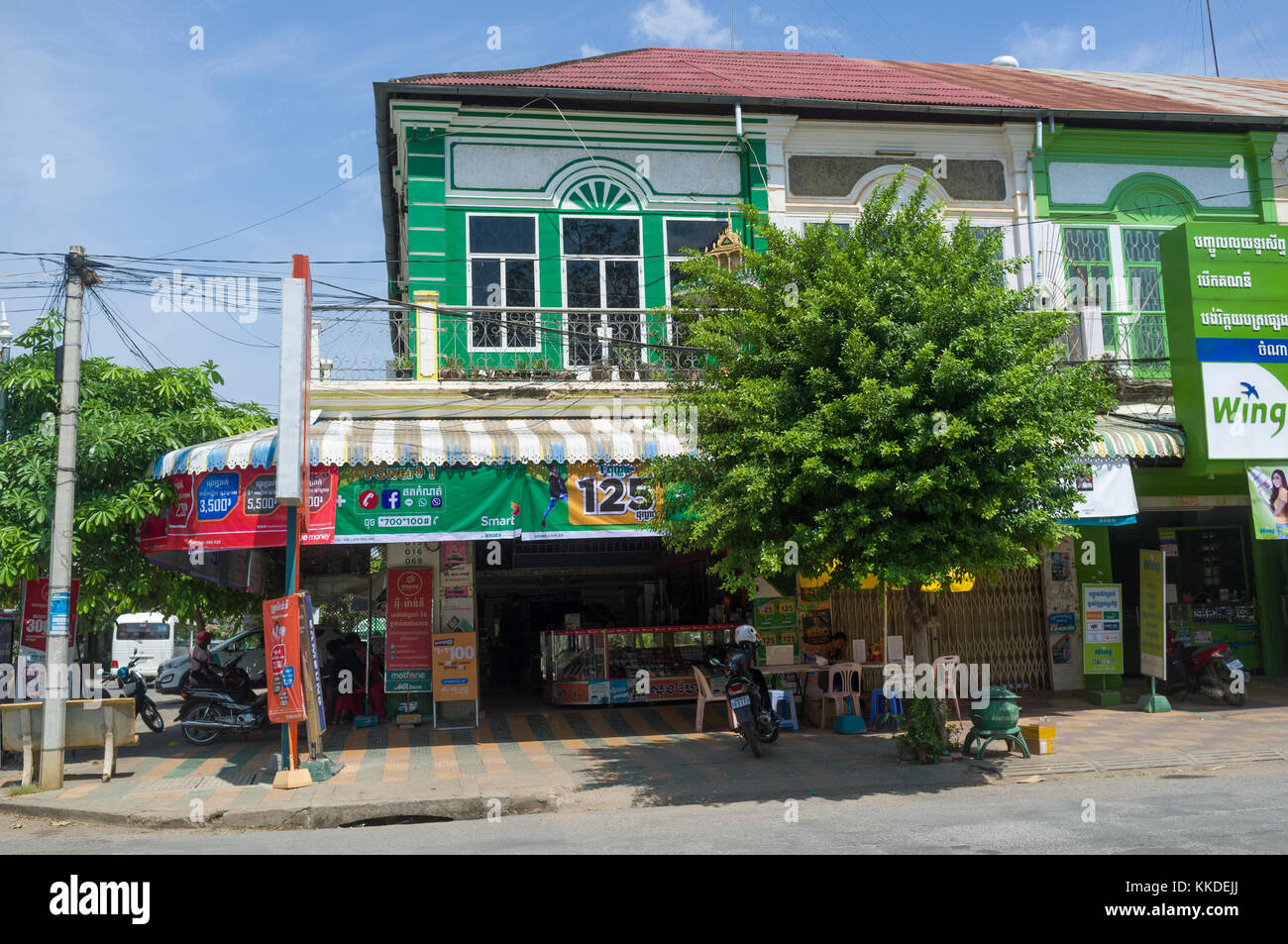 Gebäude aus der französischen Kolonialzeit und chinesische Shophouses entlang der Straße 1 der Stadt Battambang. Stockfoto