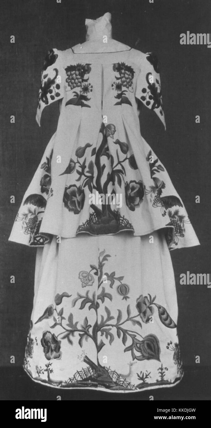 Eine detaillierte Darstellung eines Frauenkleides aus dem frühen 20. Jahrhundert, die die Modetrends dieser Zeit zeigt. Das Design betont Eleganz, Stoffstruktur und modische Schnitte aus der Zeit. Stockfoto