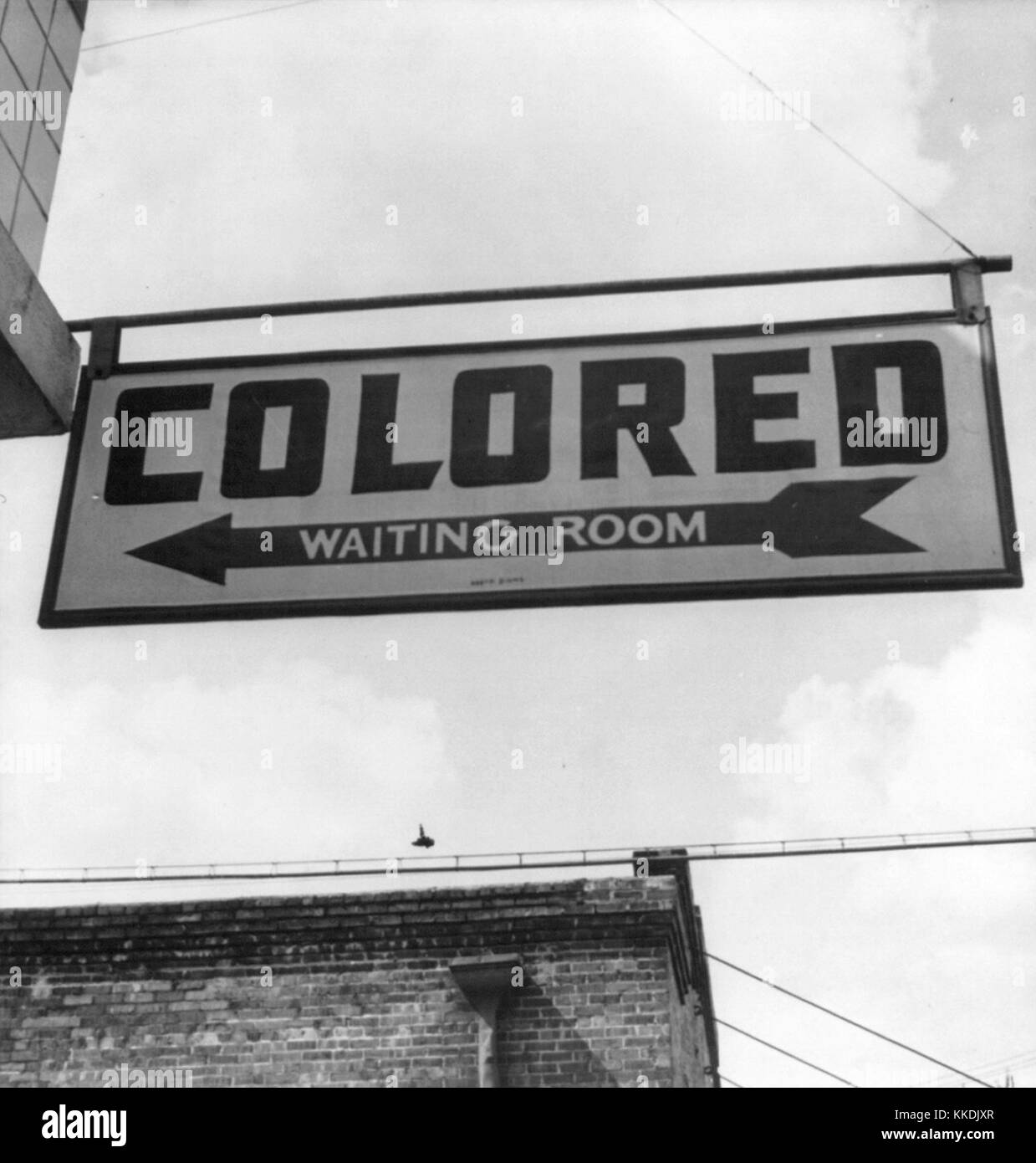 Ein farbiges Warteraum-Schild aus dem Jahr 1943, das die historische Periode widerspiegelt, als die Segregation in den Vereinigten Staaten noch durchgesetzt wurde. Das Schild ist ein Symbol für Rassentrennung in öffentlichen Räumen während des frühen 20. Jahrhunderts. Stockfoto