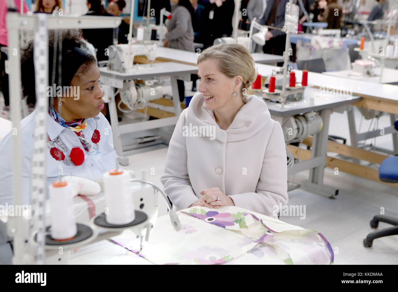 Die Gräfin von Wessex spricht mit weiblichen Täter Trudy (Namen nicht gegeben ist) bei einem Besuch der HMP Downview Gefängnis und straffällige Jugendliche Institution in Sutton. Stockfoto
