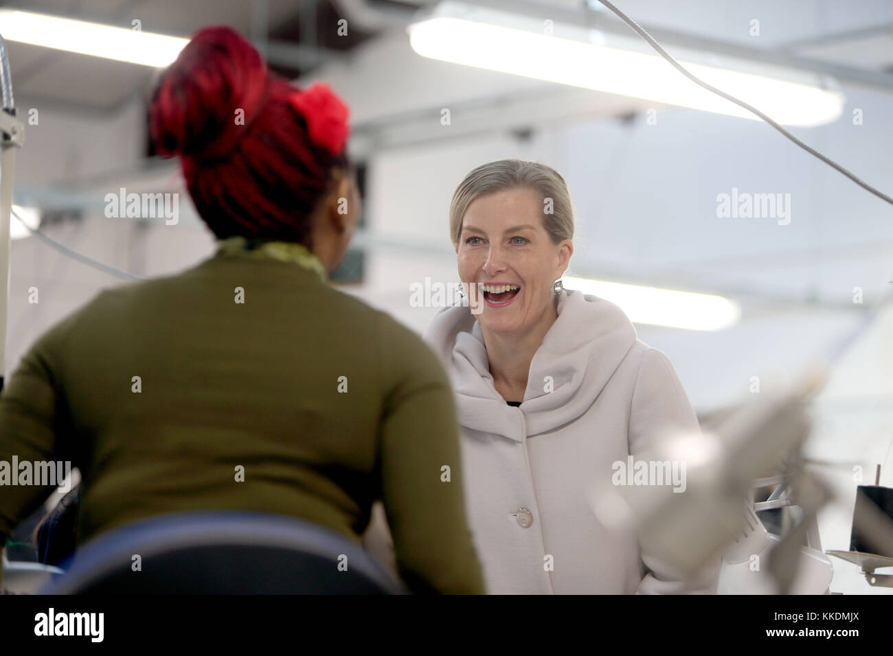 Die Gräfin von Wessex spricht mit weiblichen Täter bei einem Besuch der HMP Downview Gefängnis und straffällige Jugendliche Institution in Sutton. Stockfoto
