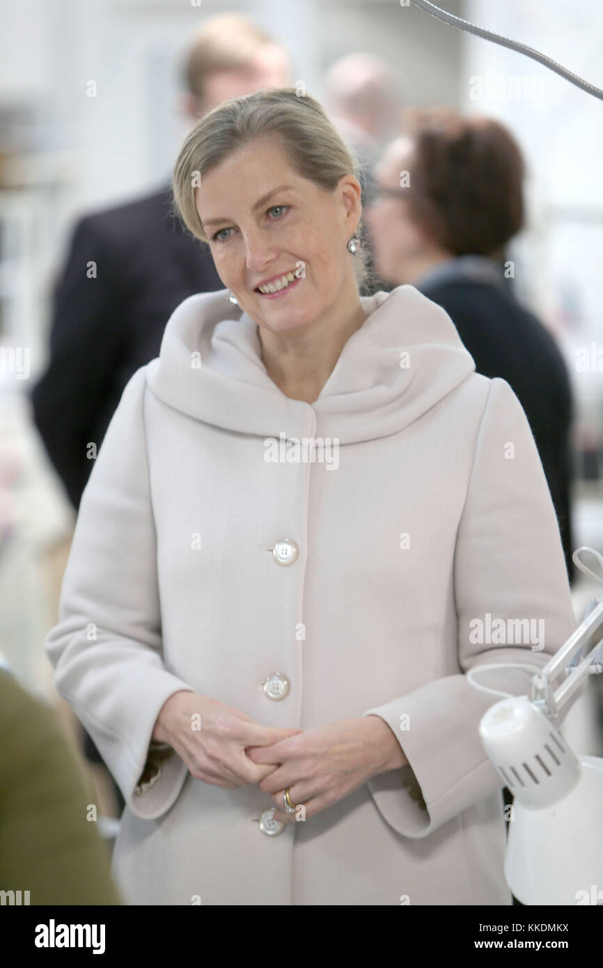 Die Gräfin von Wessex spricht mit weiblichen Täter bei einem Besuch der HMP Downview Gefängnis und straffällige Jugendliche Institution in Sutton. Stockfoto