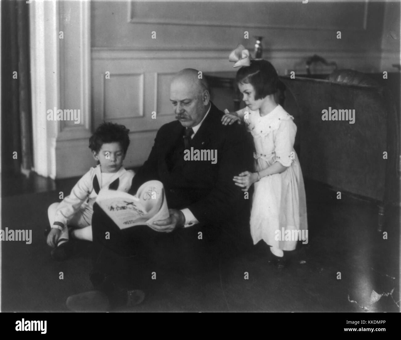 Kabinett Kinder, Sekretär des Krieges Wochen - auf dem Boden sitzend - mit seinen Enkeln, Johannes und Martha Davidge, Kinder von Herrn und Frau John W. Davidge Stockfoto