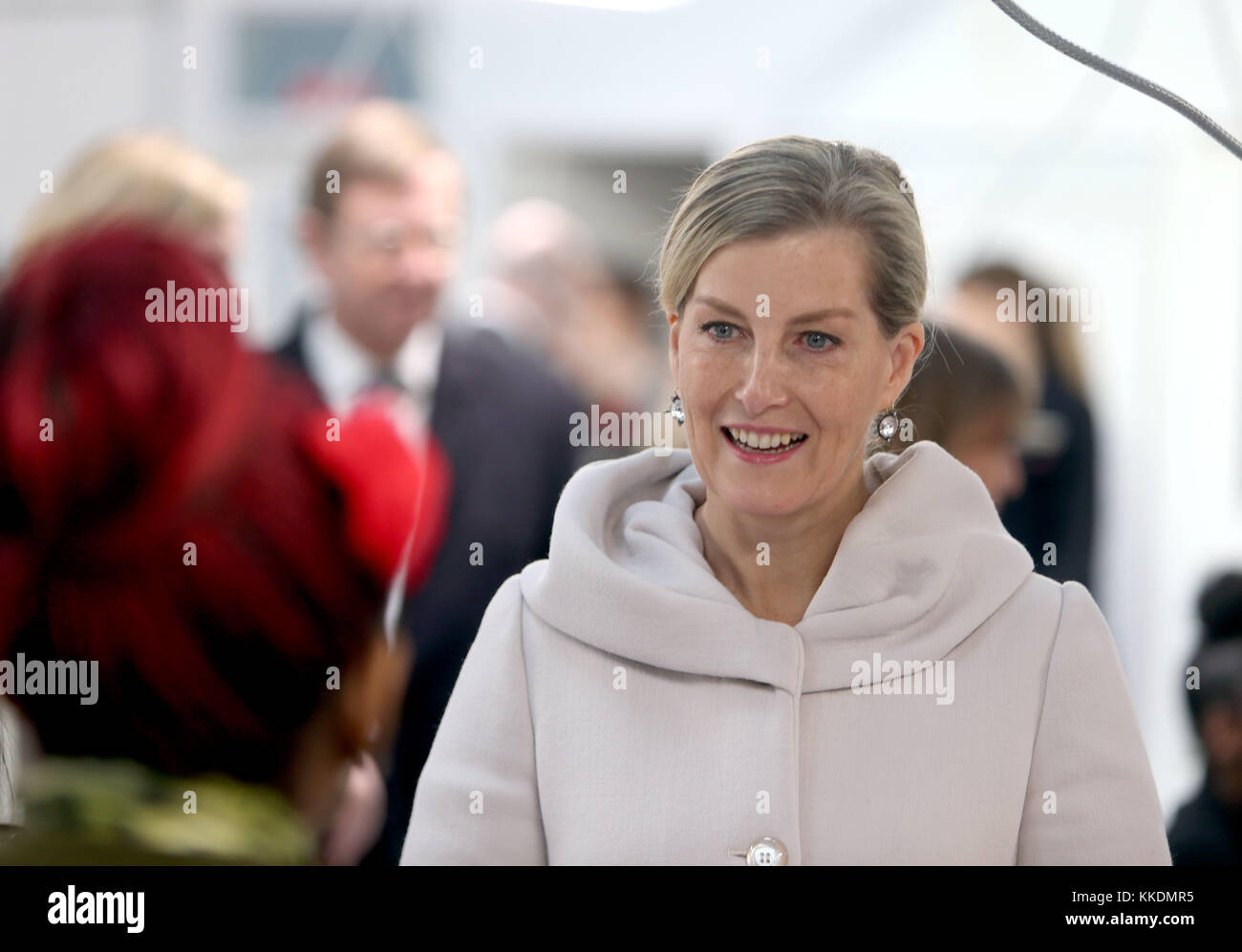 Die Gräfin von Wessex spricht mit weiblichen Täter bei einem Besuch der HMP Downview Gefängnis und straffällige Jugendliche Institution in Sutton. Stockfoto