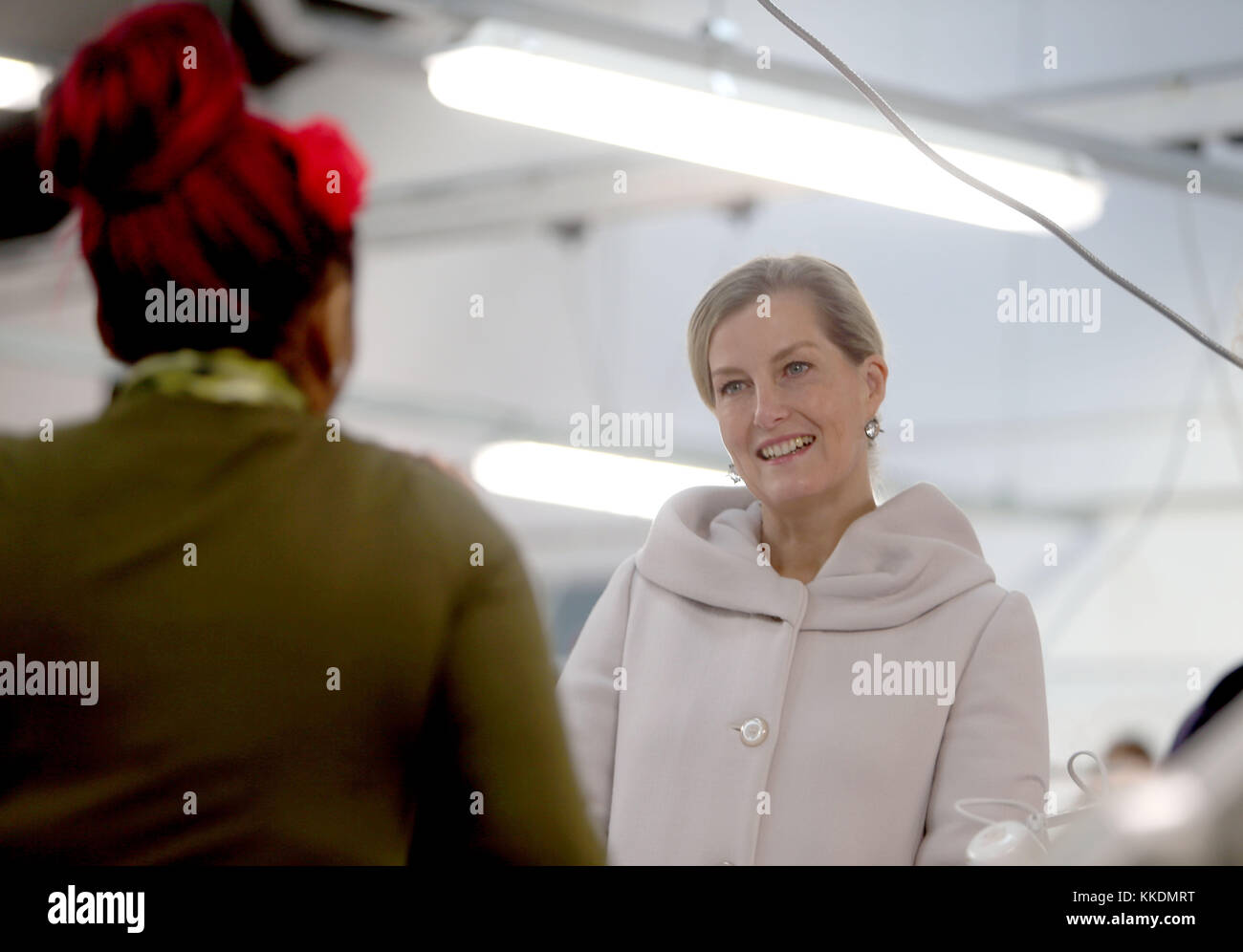 Die Gräfin von Wessex spricht mit weiblichen Täter bei einem Besuch der HMP Downview Gefängnis und straffällige Jugendliche Institution in Sutton. Stockfoto