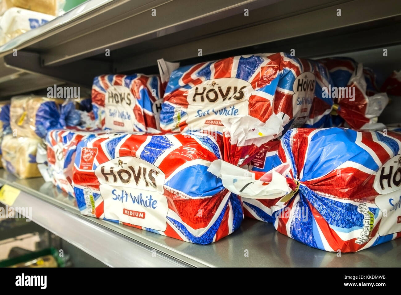 Brote von Hovis Weisses Brot in Union Flag Union Jack Farben gewickelt. Stockfoto