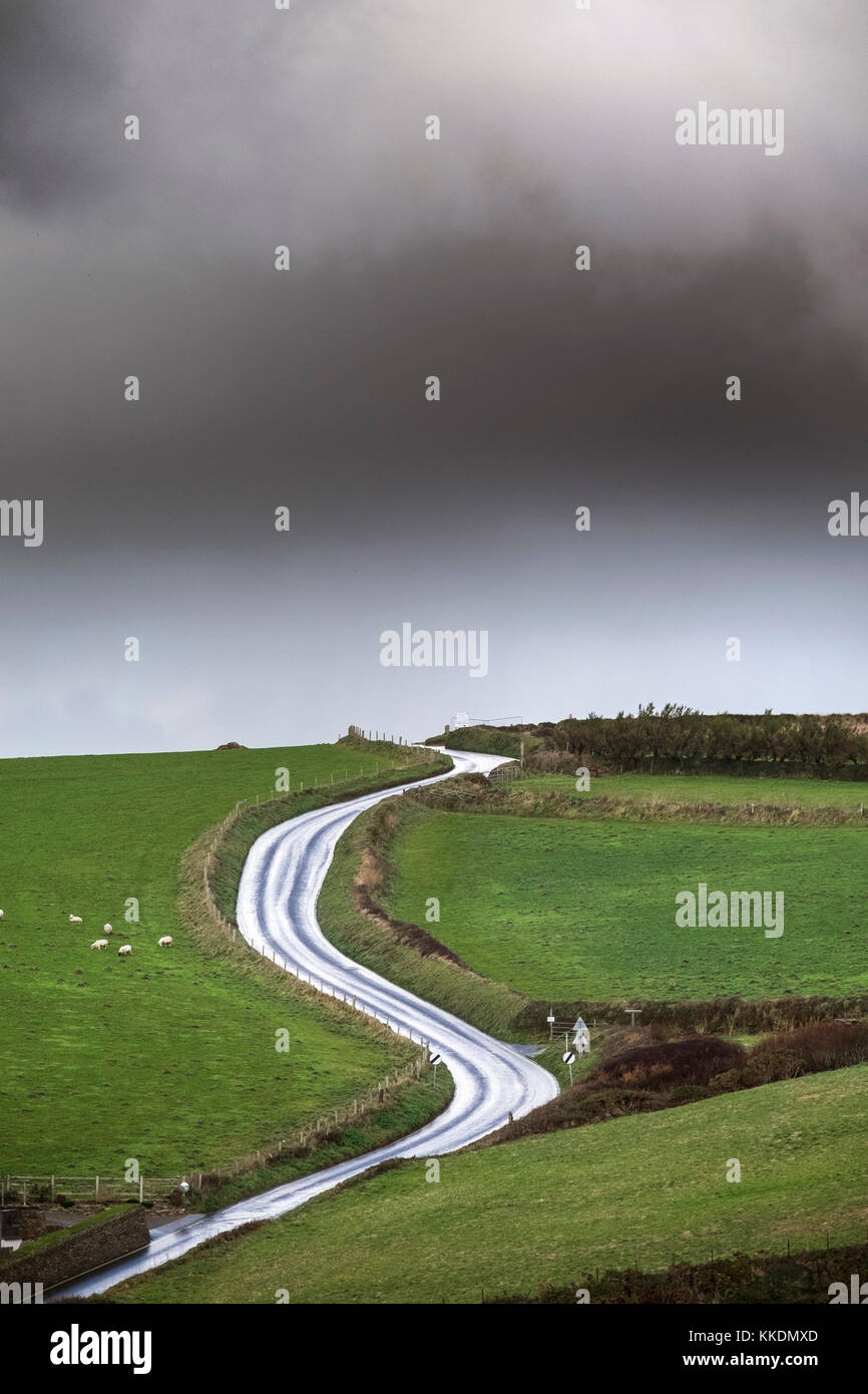 Licht, das von der Oberfläche einer nassen Straße in Cornwall UK reflektiert wird. Stockfoto