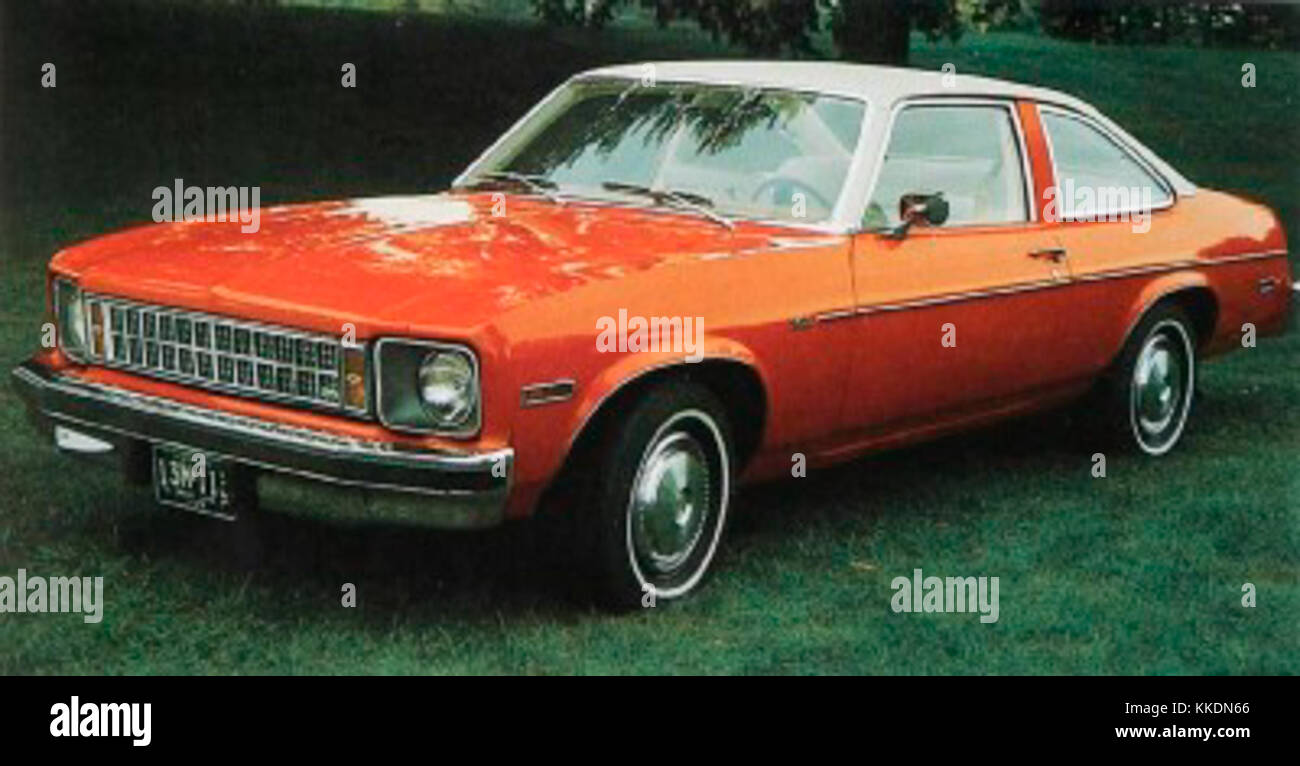 Ein 1976er Chevrolet Nova Coupe, ein amerikanischer Klassiker, der für sein kompaktes Design und seine starke Leistung bekannt ist. Dieses Modell ist repräsentativ für den amerikanischen Automobilstil Mitte der 70er Jahre. Stockfoto