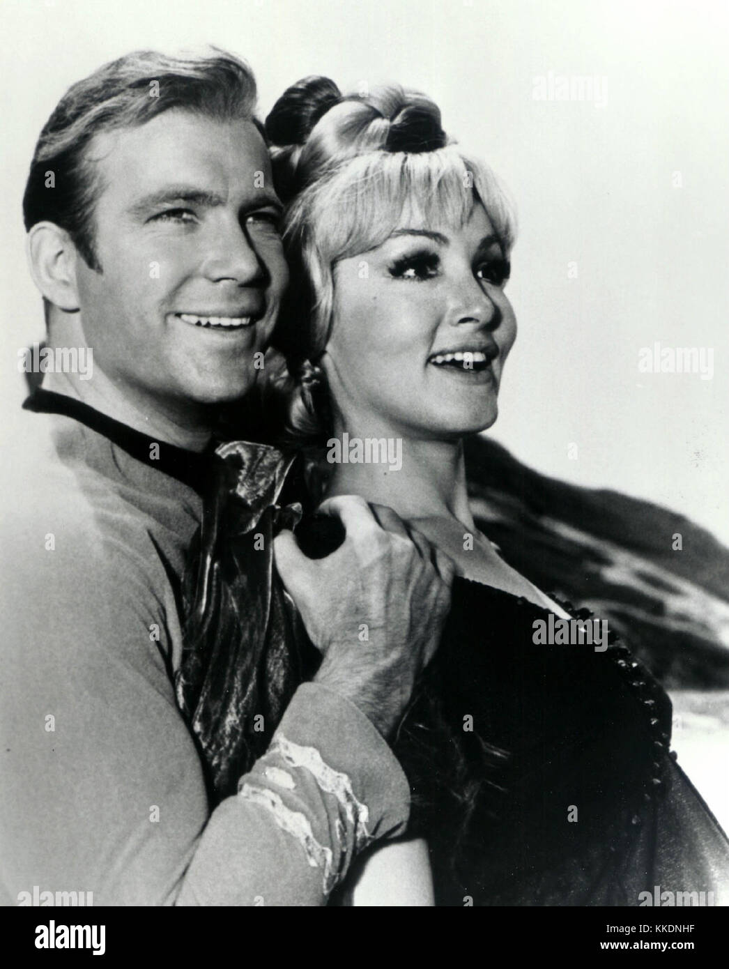 Dieses Bild aus dem Jahr 1967 zeigt William Shatner und Julie Newmar, zwei prominente Persönlichkeiten der Fernsehserie Star Trek. Shatner porträtierte Captain Kirk, während Newmar als Schurke in der Episode Catspaw gastierte. Stockfoto