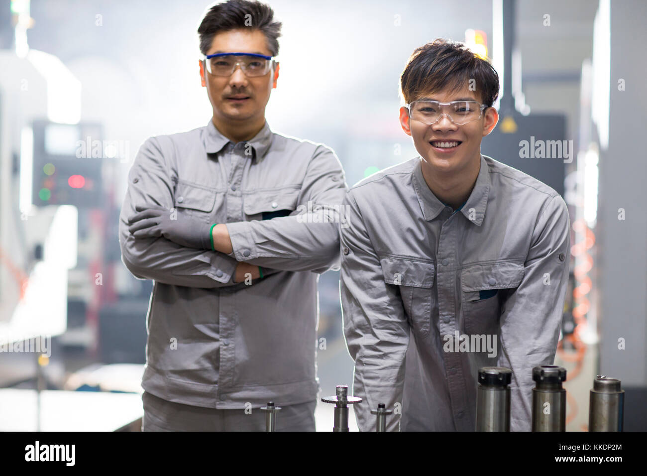 Zuversichtlich chinesische Ingenieure im Werk Stockfoto