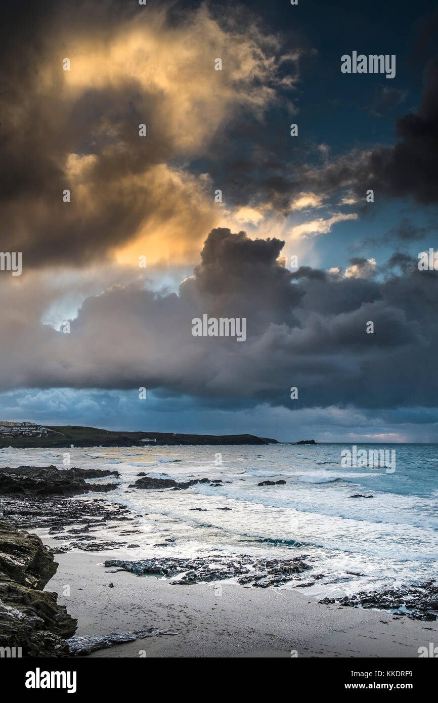 UK Wetter - als die Sonne untergeht ominösen schweren regen Wolken Über East Pentire Headland an der Küste von North Cornwall gebaut Stockfoto