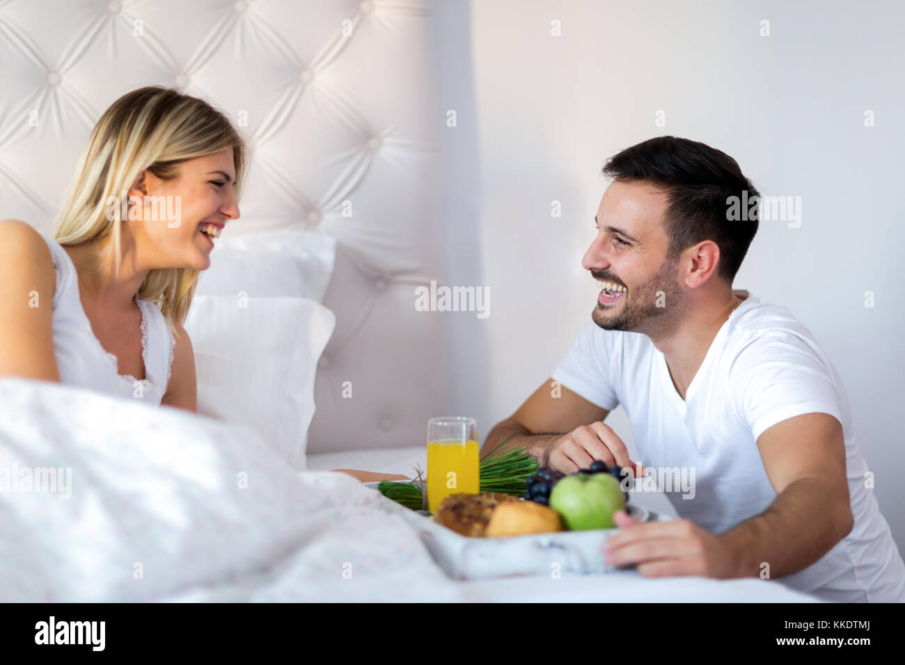 Junge attraktive Paar Frühstück im Bett Stockfoto