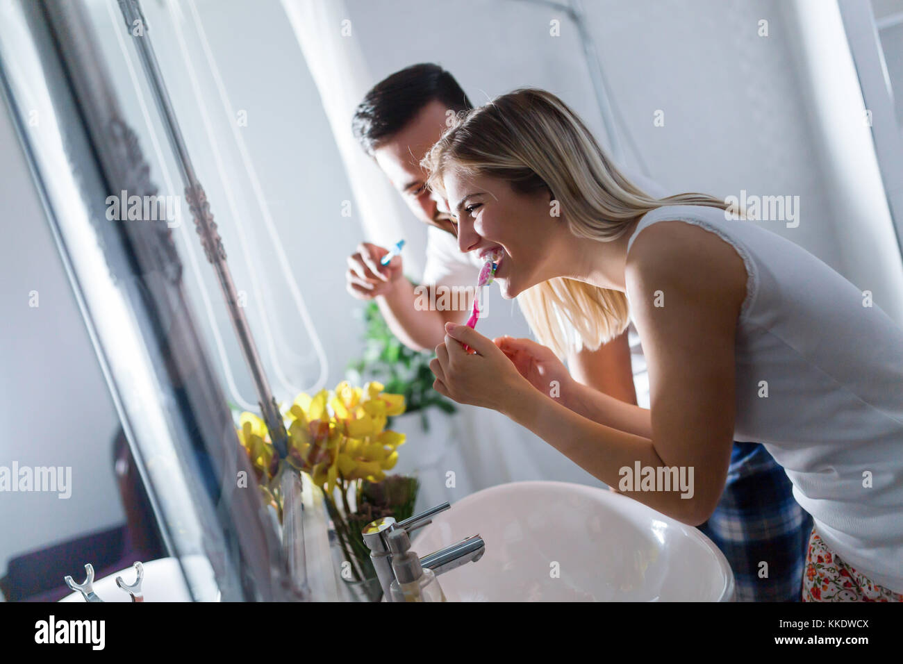 Attraktive paar Zähneputzen am Morgen zusammen Stockfoto
