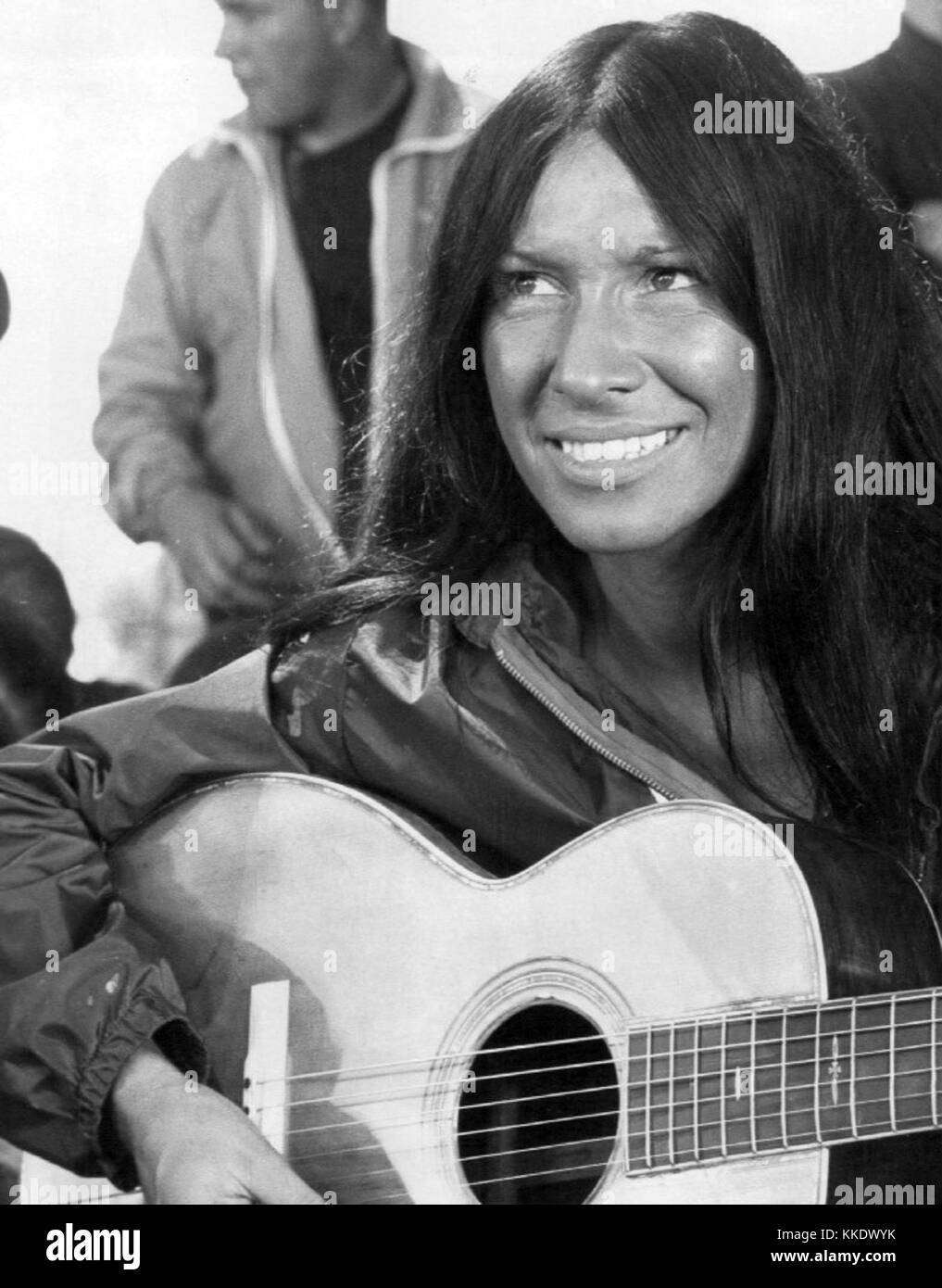 Buffy Sainte-Marie, eine bekannte kanadische Sängerin, Songwriterin und Aktivistin, wird auf diesem Bild von 1970 während ihres Aufstiegs in der Musikindustrie gezeigt. Stockfoto