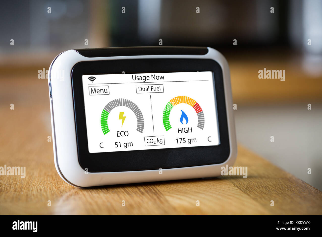 Domestic Energy Smart Meter auf einer Küchenarbeitsplatte anzeigen Elektro und Gas Co2-Emissionen in Echtzeit Stockfoto