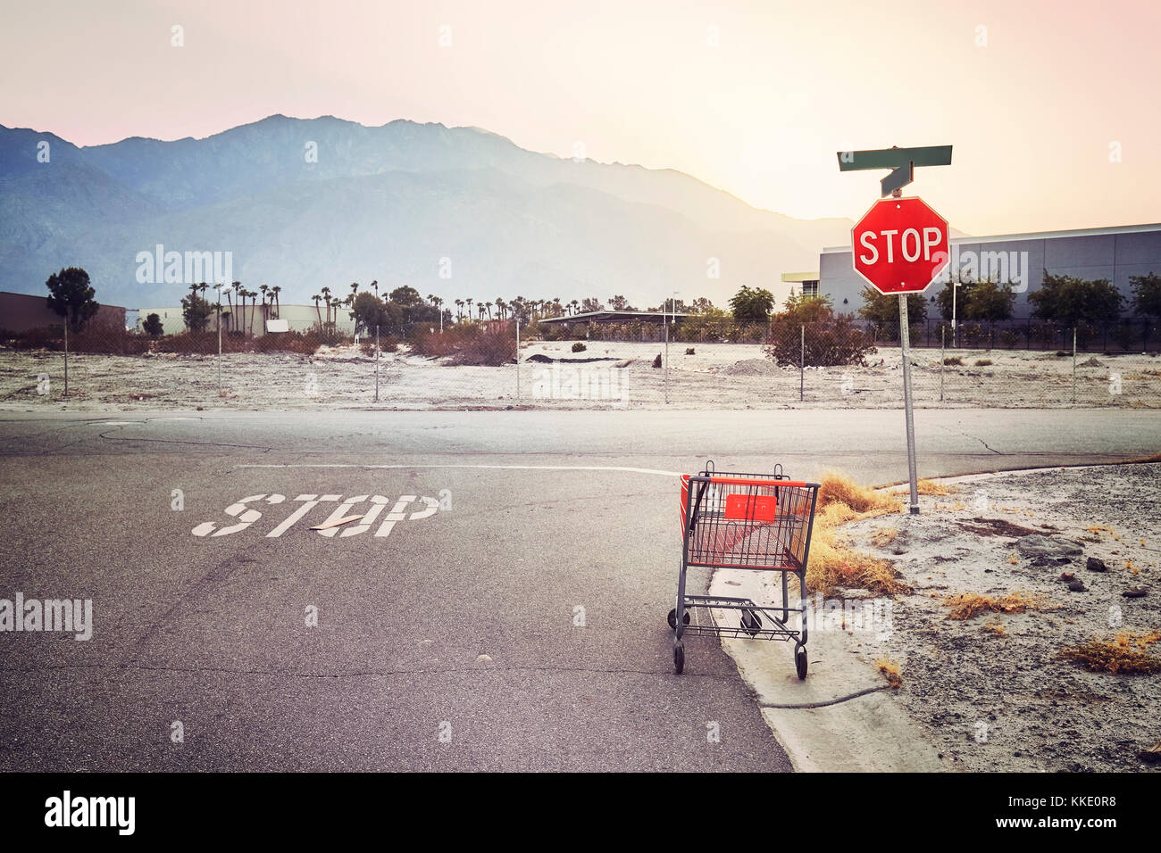 Abgebrochene Warenkorb auf einer Straße bei Sonnenuntergang, Farbe getonte Bild, USA. Stockfoto