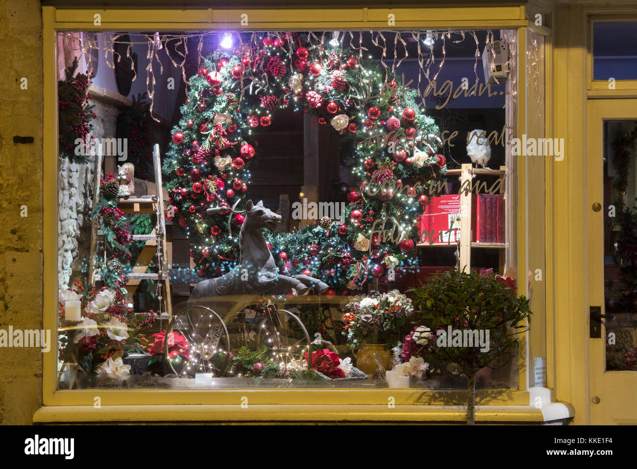 Scotts von Shop weihnachten Fenster verstauen Anzeige in den frühen Morgen. Verstauen auf der Wold, Cotswolds. Gloucestershire, England Stockfoto