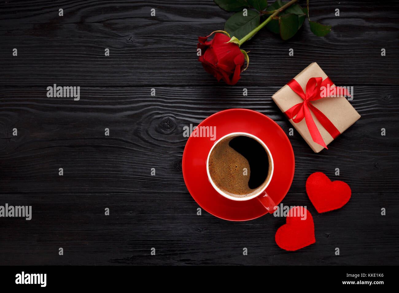 Tasse Kaffee auf Schwarzen Tisch Stockfoto