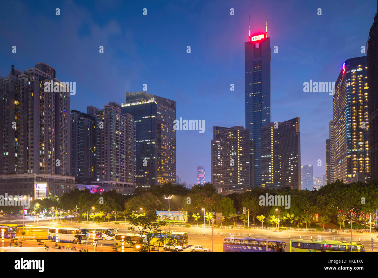 Citic Plaza in der Dämmerung, Guangzhou, Guangdong, China Stockfoto