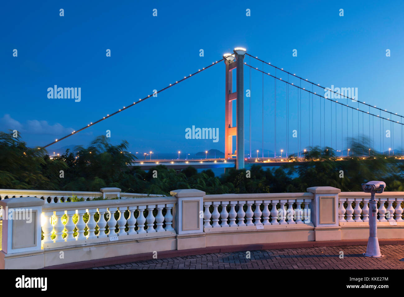 Tsing Ma Brücke bei Dämmerung, Tsing Yi, Hongkong, China Stockfoto