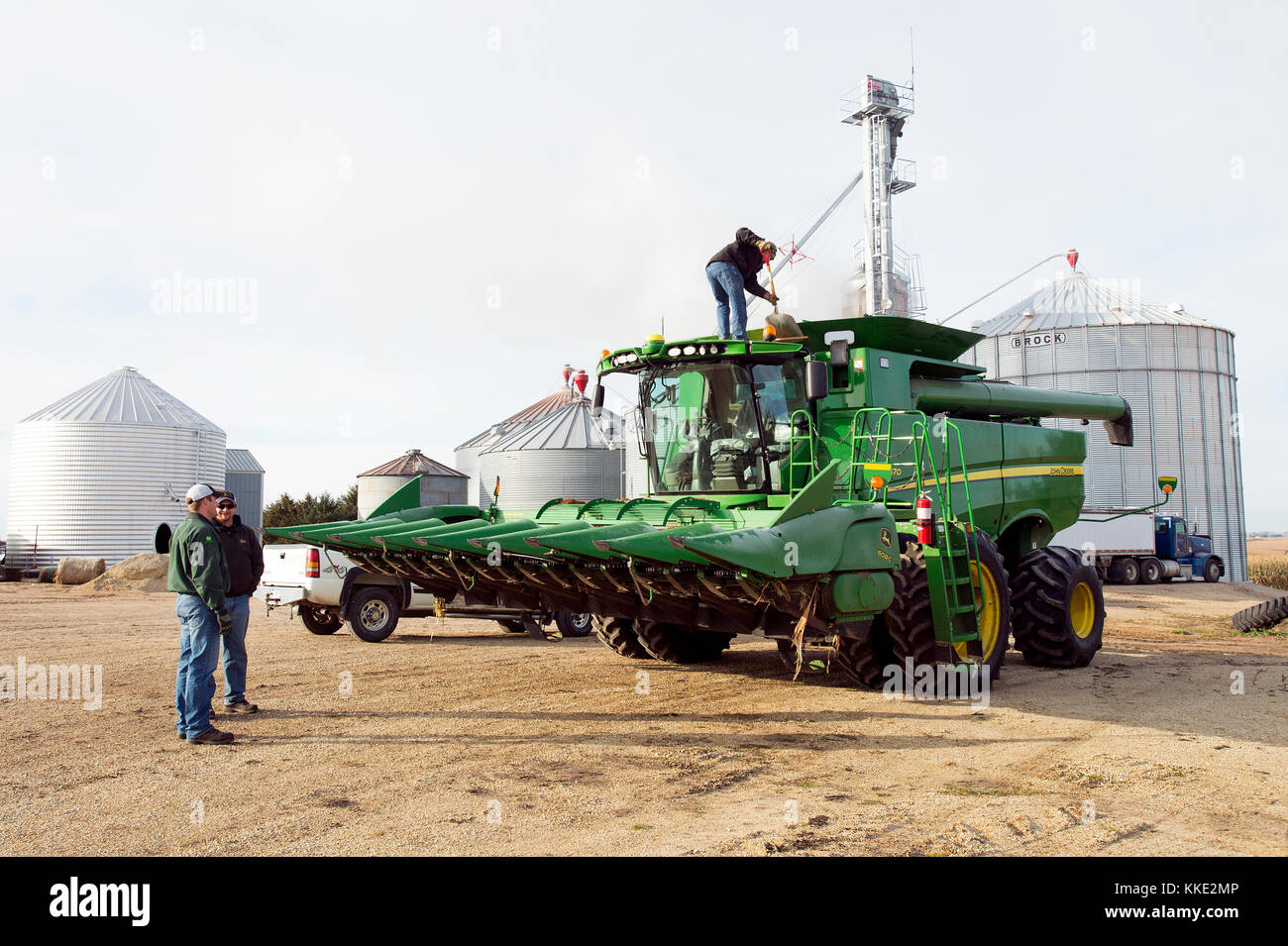 Die LANDWIRTE bereiten Mähdrescher für die HERBSTERNTE Utica, Minnesota. Stockfoto