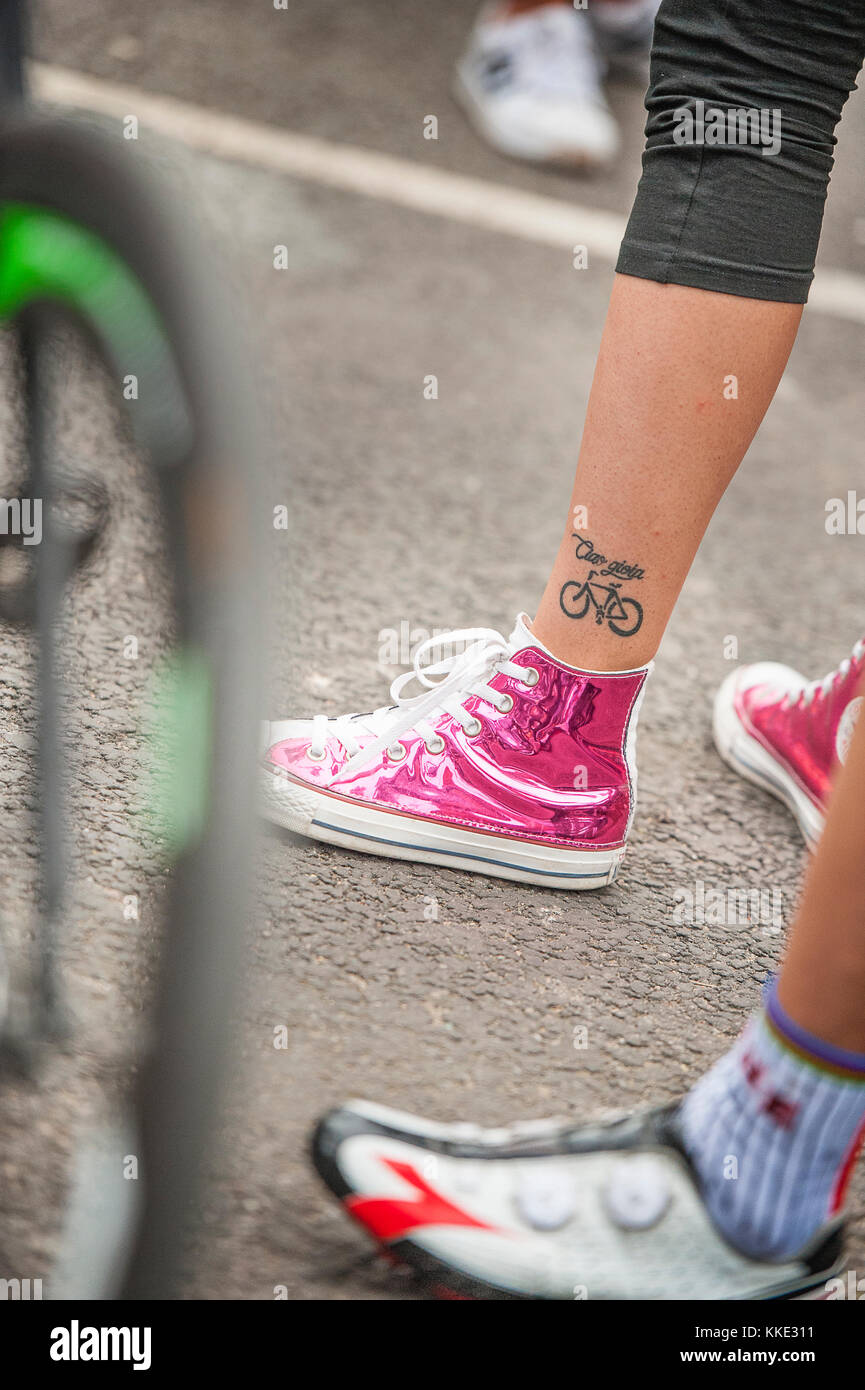 Ein Tattoo-Detail, auf dem linken Bein der Mädchen, eines Fahrrads beim Redhook Crit Race in London. Stockfoto