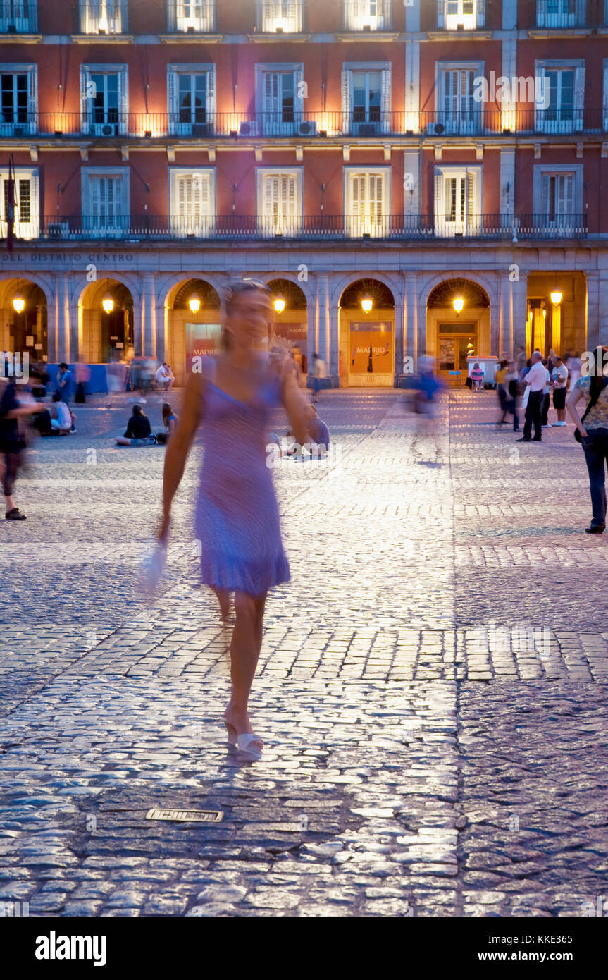 Junge Frau zu Fuß entlang der Plaza Mayor in der Nacht. Madrid, Spanien. Stockfoto
