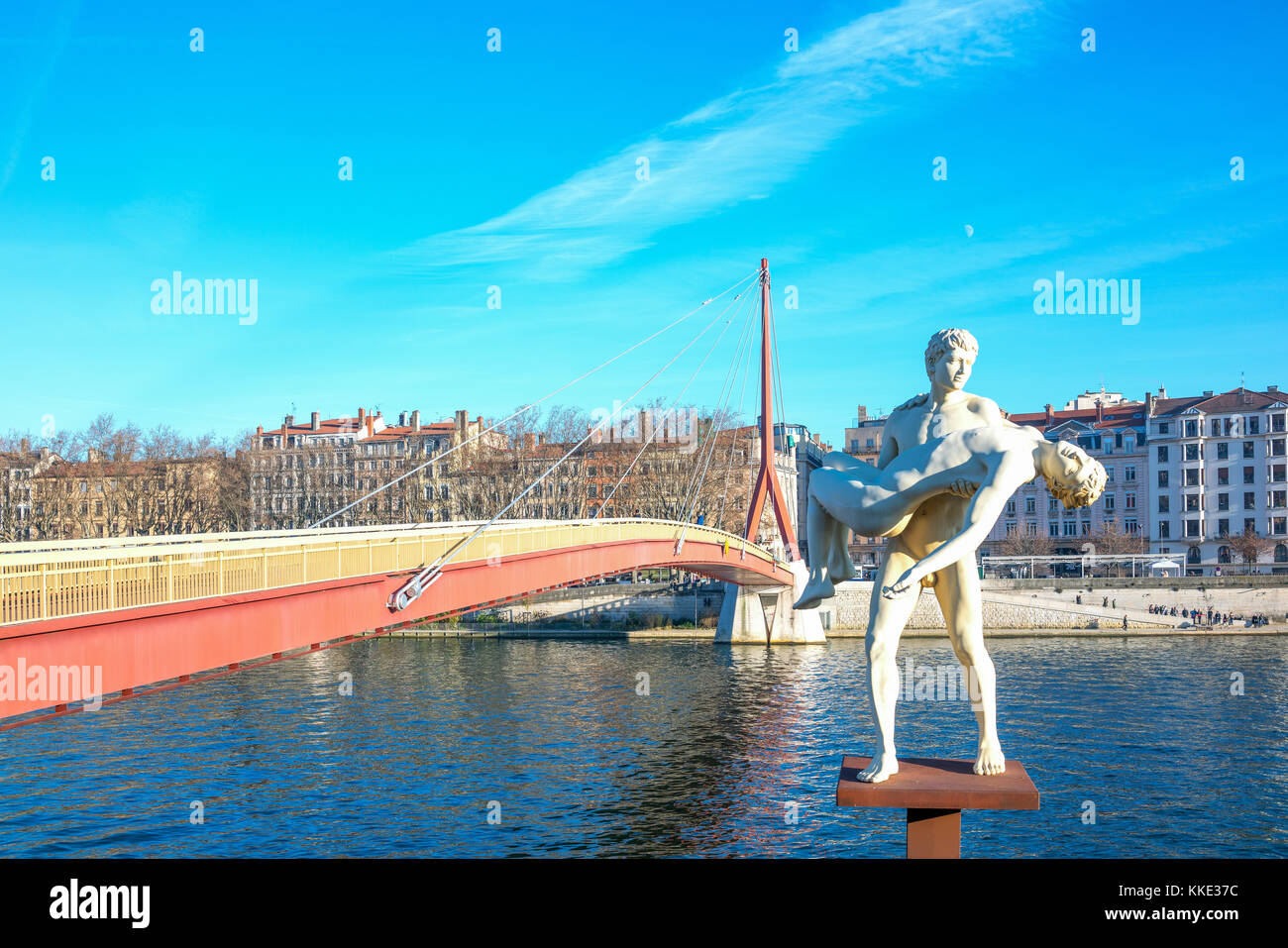 Lyon, Frankreich - 8. Dezember 2016: Skulptur das Gewicht des eigenen selbst mit der Fußgängerbrücke Palais de Justice im Hintergrund Stockfoto