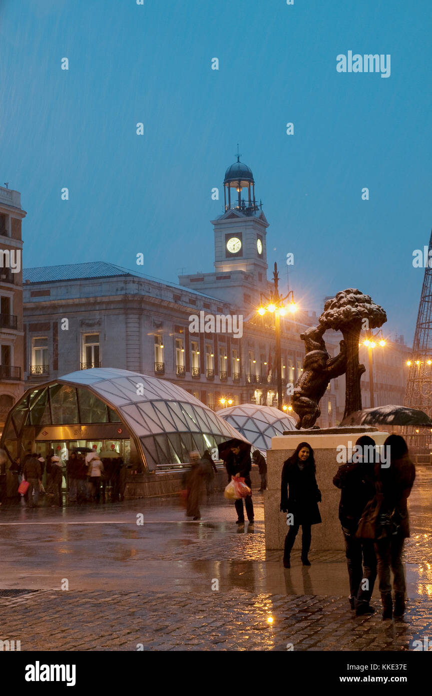 Schnee "Puerta del Sol", der Nacht ansehen. Madrid, Spanien. Stockfoto