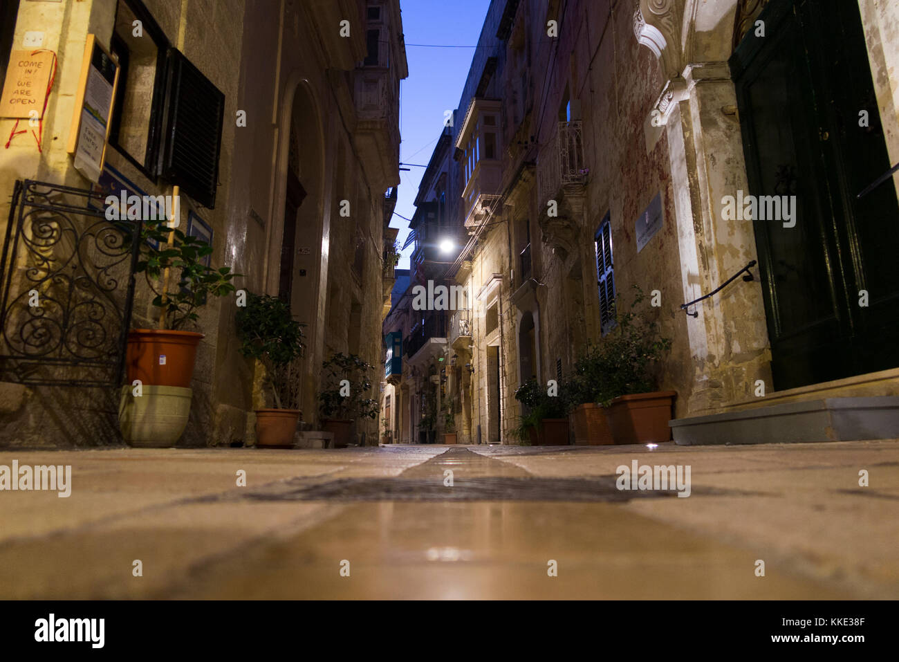 Die ruhigen Straßen und Wege von Portomaso, Malta, am frühen Abend/Nacht. Birgu ist auch durch seine Titel Città Vittoriosa bekannt. (91) Stockfoto