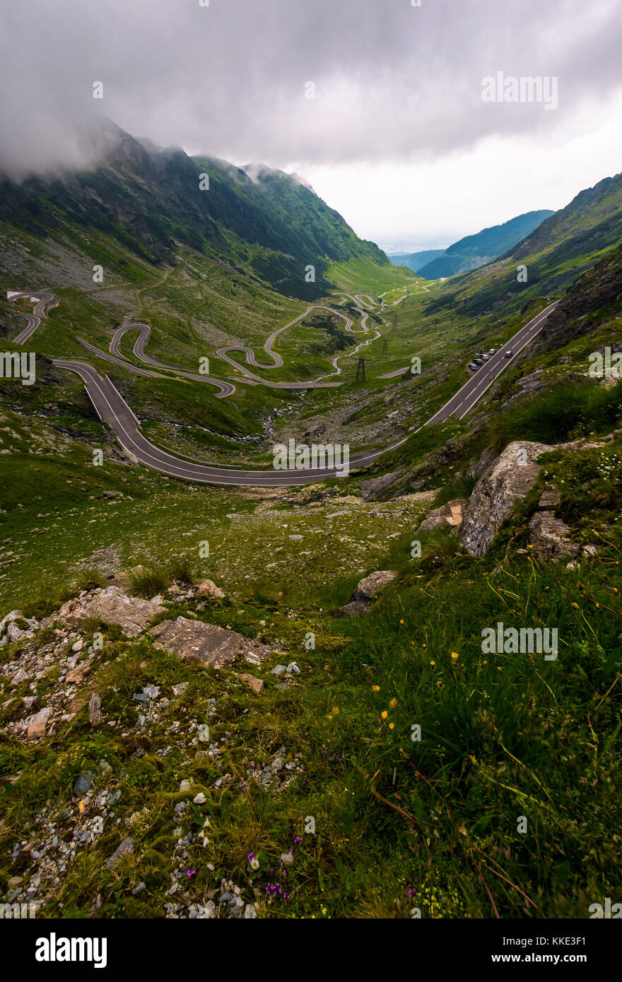 Transfagarasan Straße in den südlichen Karpaten an einem stürmischen Sommer Tag. schöne Landschaft mit düsteren Himmel in Fagaras Berge von Rumänien Stockfoto