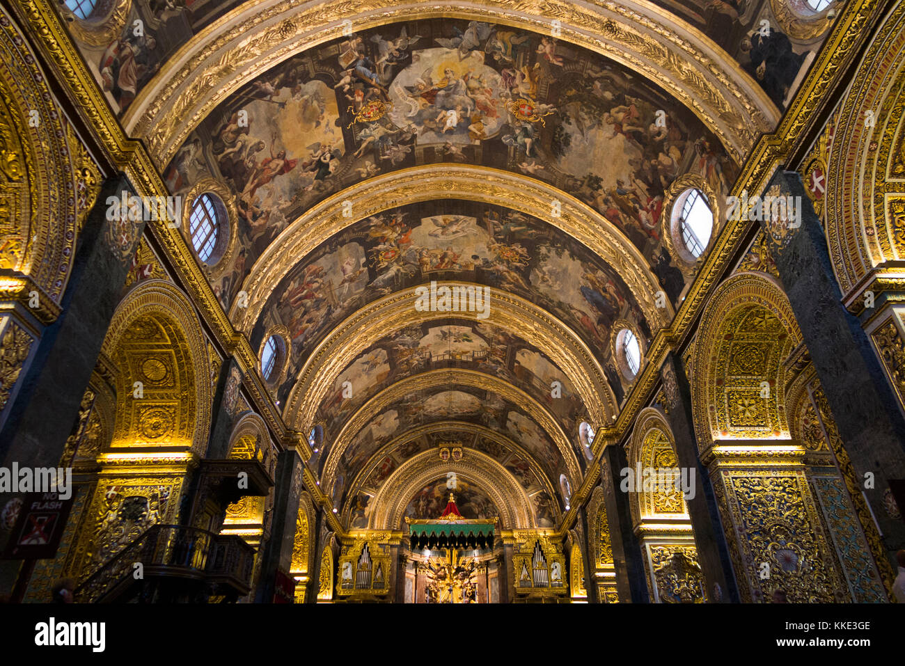 Barock & Hoch dekorierte Decke (Altar & Altar Vordach im Abstand) innerhalb des Kirchenschiffs/innen innerhalb der St John's Co-Cathedral. Valletta, Malta Stockfoto