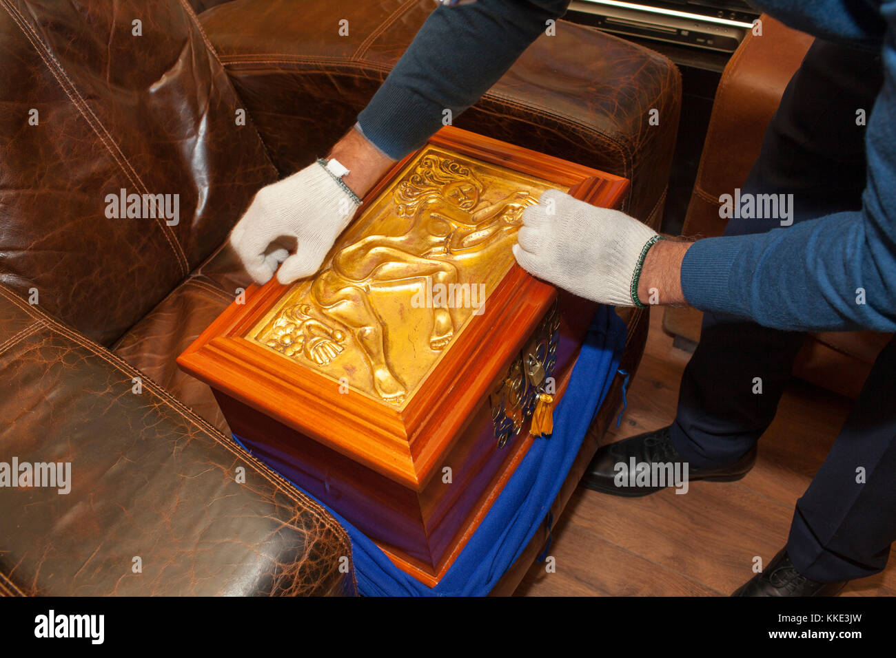 Eine limitierte Edition Humidor von Zigarre entworfen vom Künstler Oswaldo Guayasamín mit einem Zertifikat von dem Künstler und Fidel Castro unterzeichnet. Stockfoto