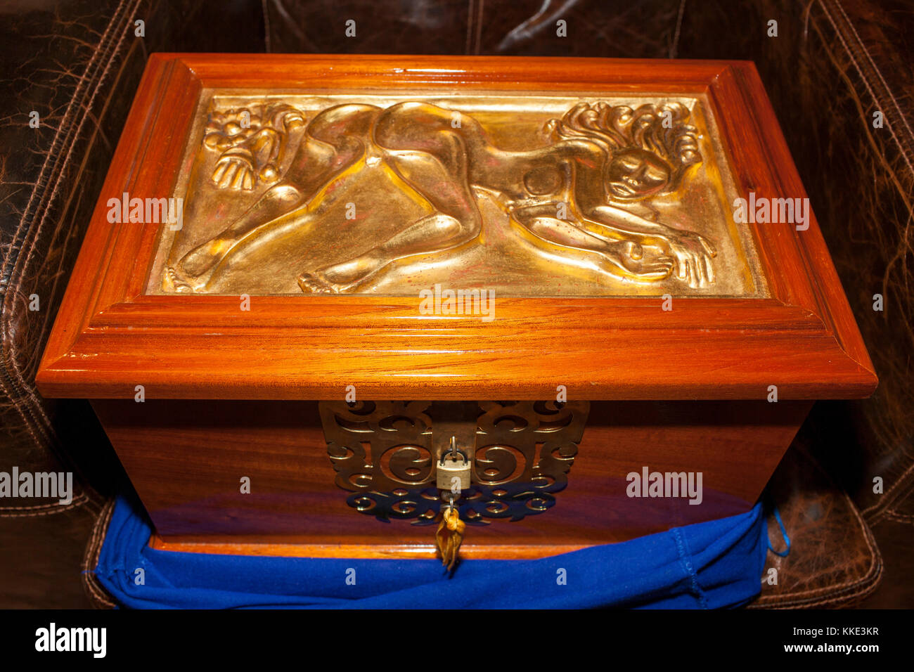 Eine limitierte Edition Humidor von Zigarre entworfen vom Künstler Oswaldo Guayasamín mit einem Zertifikat von dem Künstler und Fidel Castro unterzeichnet. Stockfoto