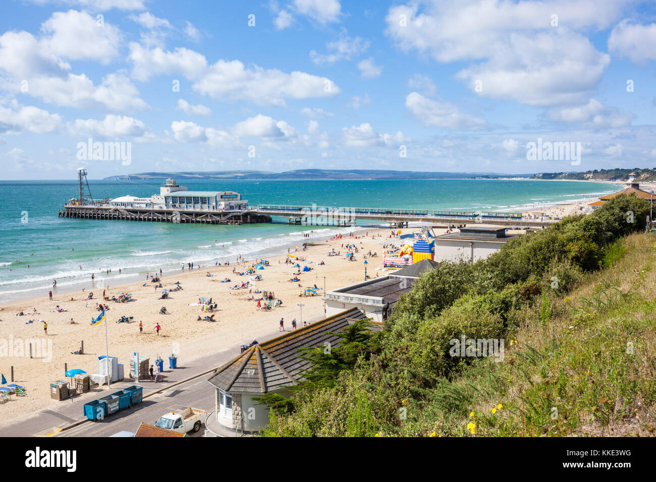 Bournemouth Bournemouth Strand West Dorset Spencer Court Bournemouth Pier mit Touristen und Urlauber am Strand Bournemouth Dorset England uk Gb Stockfoto