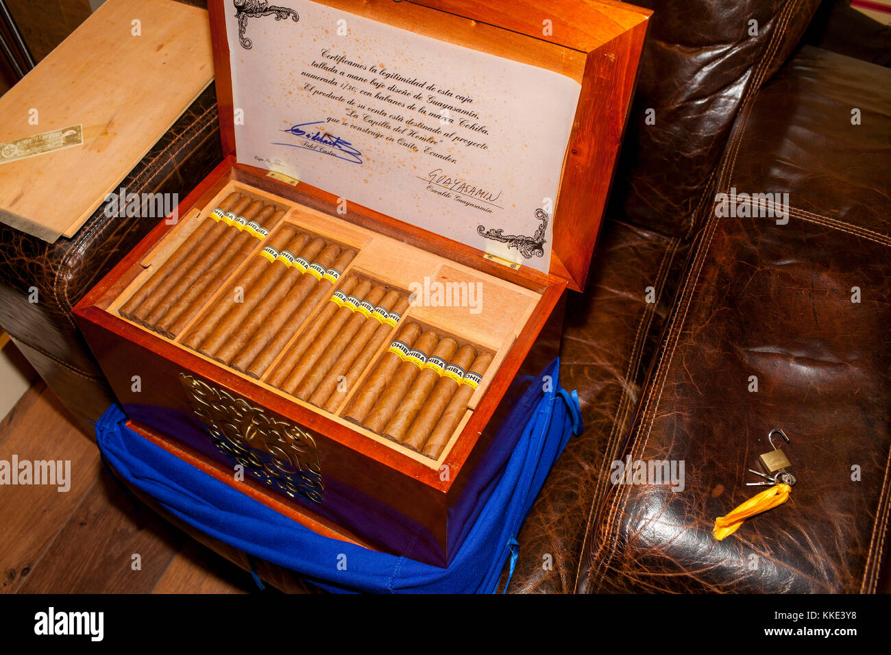 Eine limitierte Edition Humidor von Zigarre entworfen vom Künstler Oswaldo Guayasamín mit einem Zertifikat von dem Künstler und Fidel Castro unterzeichnet. Stockfoto