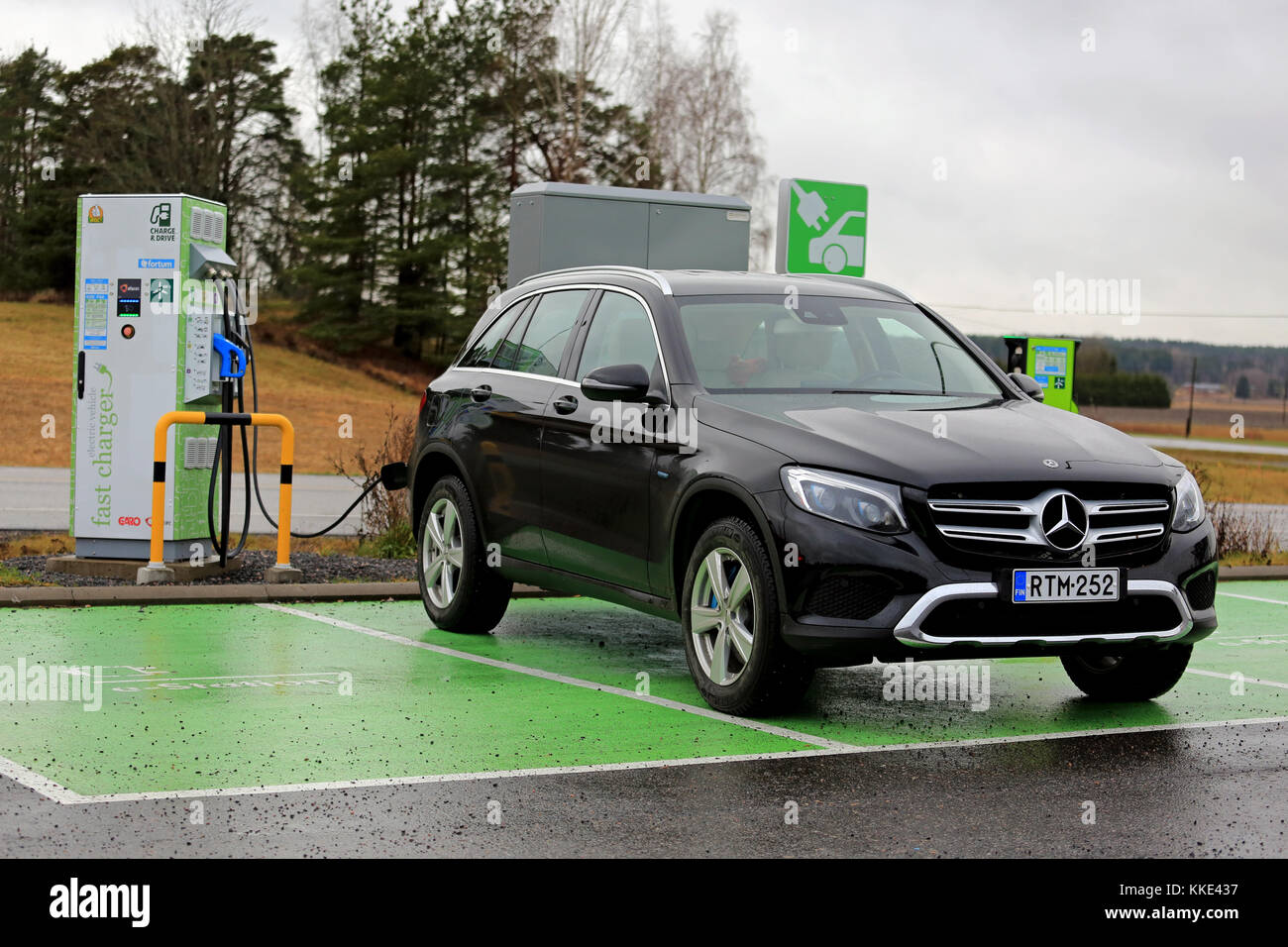 SALO, FINNLAND - 18. NOVEMBER 2017: Neuer schwarzer Mercedes-Benz GLE Hybrid-SUV lädt Batterie an der Ladestation für Elektrofahrzeuge in Südfinnland auf. Stockfoto