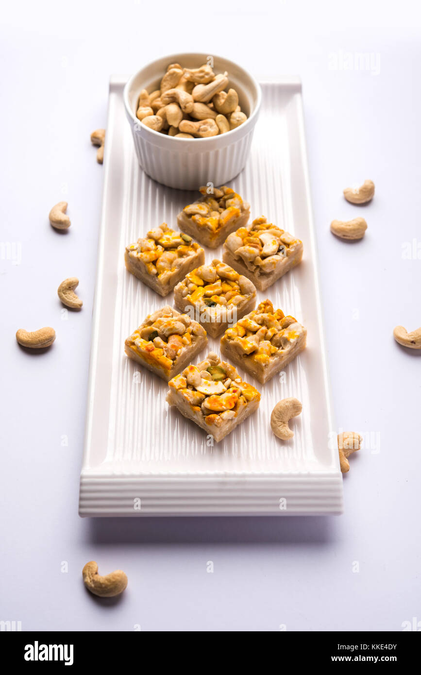 Indische Süßspeisen Gruppe Foto. trockene Frucht laddu, kaju katli oder kaju gajak burfi, oder Til, papdi rasmalai oder rasmalai, gulab jamun Stockfoto