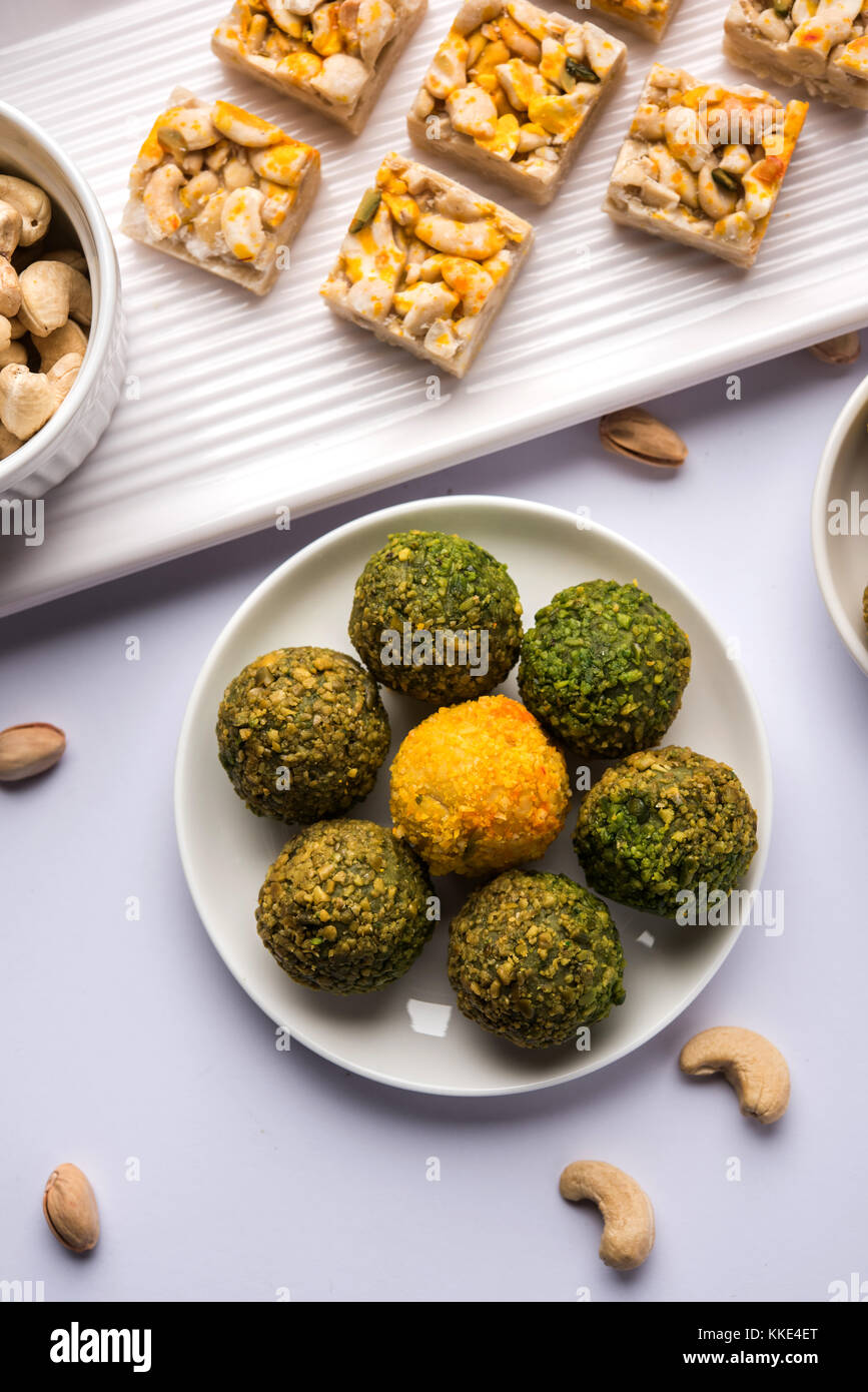 Indische Süßspeisen Gruppe Foto. trockene Frucht laddu, kaju katli oder kaju gajak burfi, oder Til, papdi rasmalai oder rasmalai, gulab jamun Stockfoto